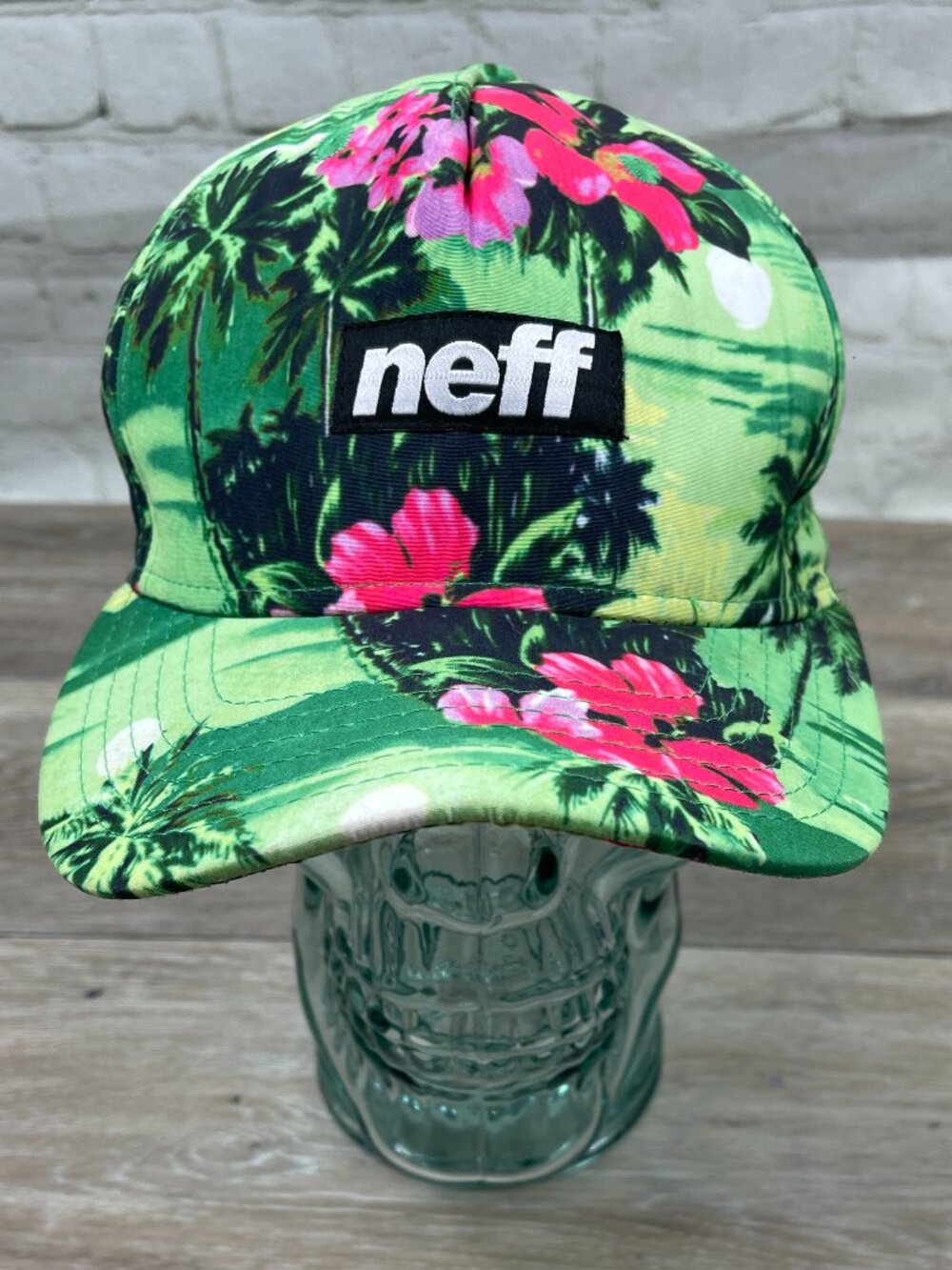 NWOT NEFF FLORAL DESIGN SNAP BACK HAT